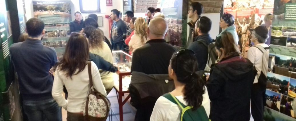 Visita guiada de senderistas a la Casa de la Memoria