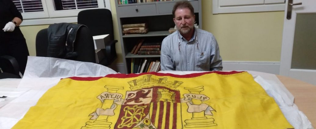 Andrés Rebolledo, ante la bandera tricolor del barco José Luis Díez, en The Gibraltar Museum.