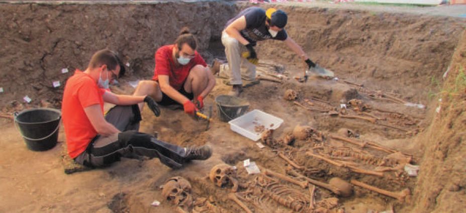 Exhumaciòn de una fosa en el cementerio de Jimena (Foto: Juan Carlos Bilbao).