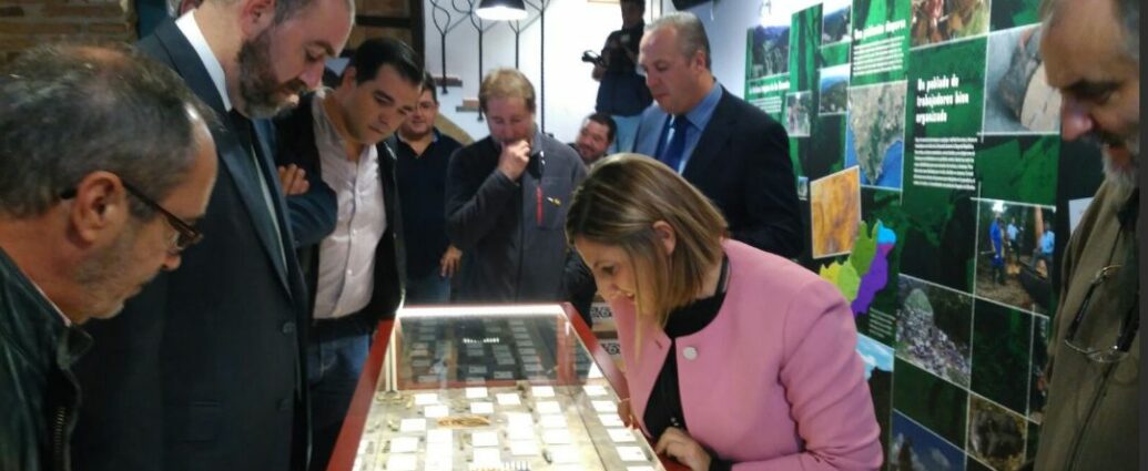 La presidenta de la Diputación de Cádiz, Irene García, y acompañantes, ante una de las vitrinas de la exposición permanente.