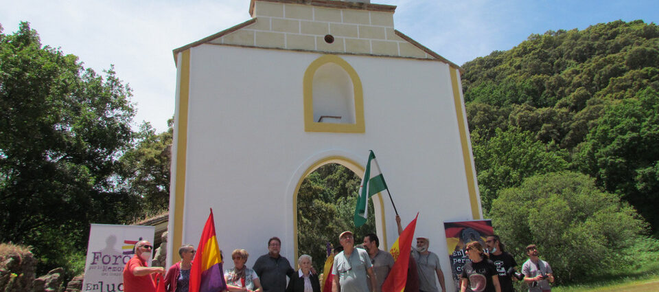 Asistentes a la reunión ante la fachada de la ermita de la Sauceda restaurada.