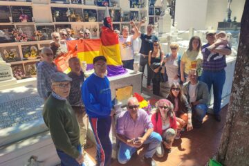 Participantes en el homenaje a las víctimas del franquismo en Cortes de la Frontera.