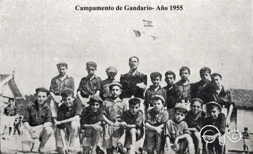 El alférez-maestro Pedro Galán con un grupo de escolares(Fuente: Lamela, Luis: "Pedro Galán, un profesor con muy mala leche", La Voz de Galicia, 30/11/2020).