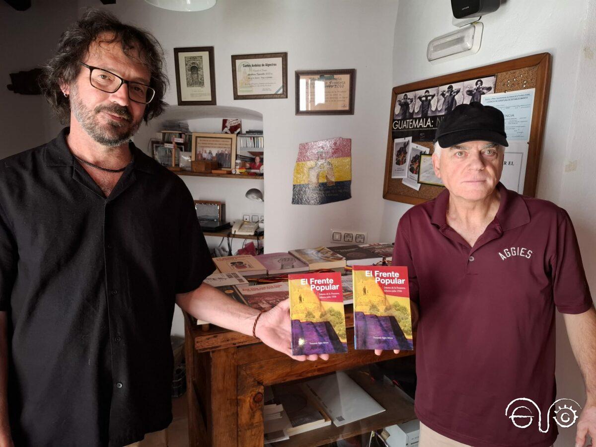 El bibliotecario de la Casa de la Memoria, Juan Manuel Pizarro Sánchez, y el autor del opúsculo, el historiador Fernando Sígler Silvera, en la Casa de la Memoria La Sauceda, de Jimena de la Frontera (Foto: Antonio Morales Benítez).