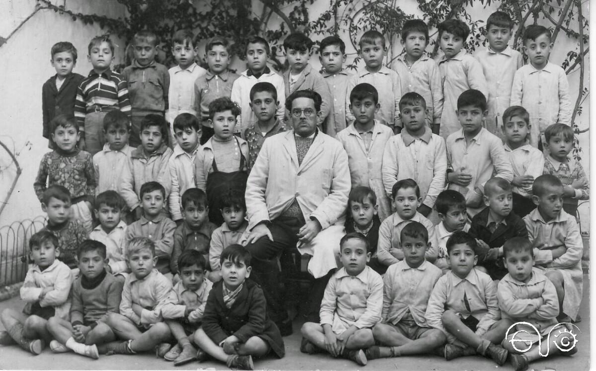 Francisco Balao Vargas con sus alumnos (Foto: Balao de los Ríos, Francisco: «Mi abuelo Francisco Balao Vargas», en Con Jerez al fondo, 25/6/2014, http://conjerezalfondo.blogspot.com/2014/06/mi-abuelo-francisco-balao-vargas.html).