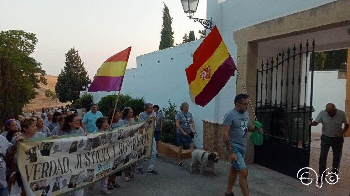 La marcha, a su llegada al cementerio.