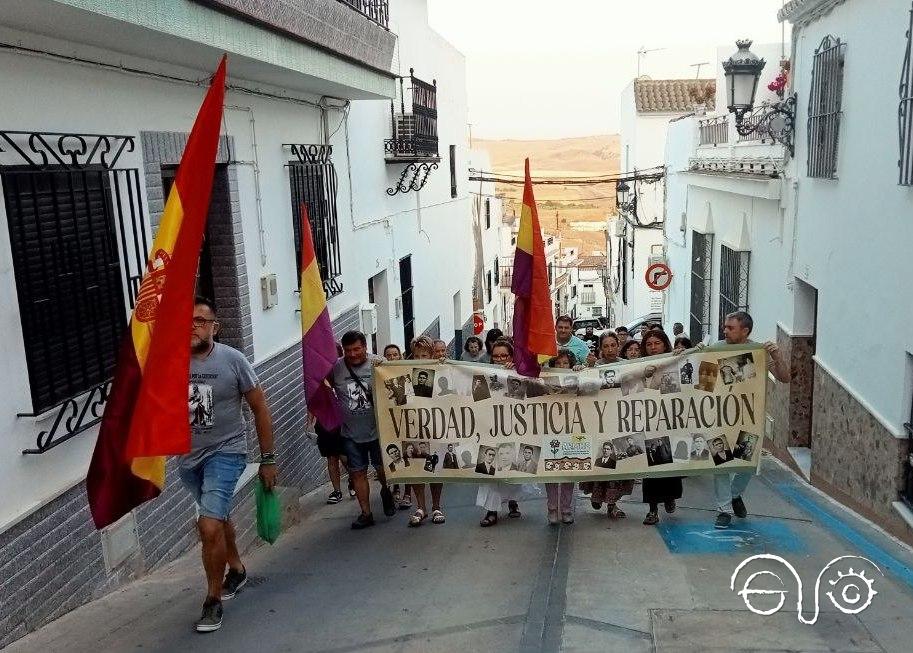 La marcha, por las calles de Espera.