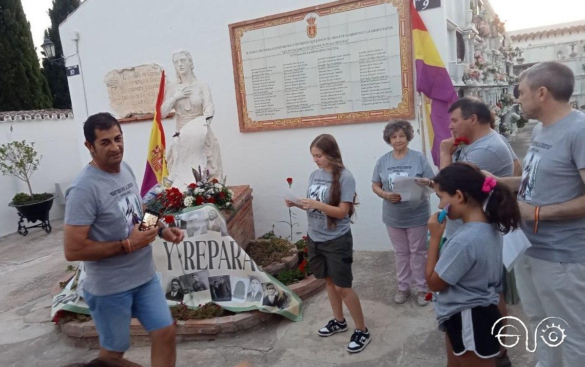 Lectura de los nombres de las víctimas asesinadas por el franquismo y ofrenda floral. En este caso, Alberto Jurado, tras depositar una flor en el monumento.