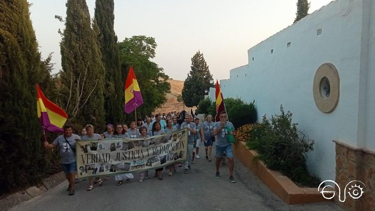 La marcha, a su llegada al cementerio.