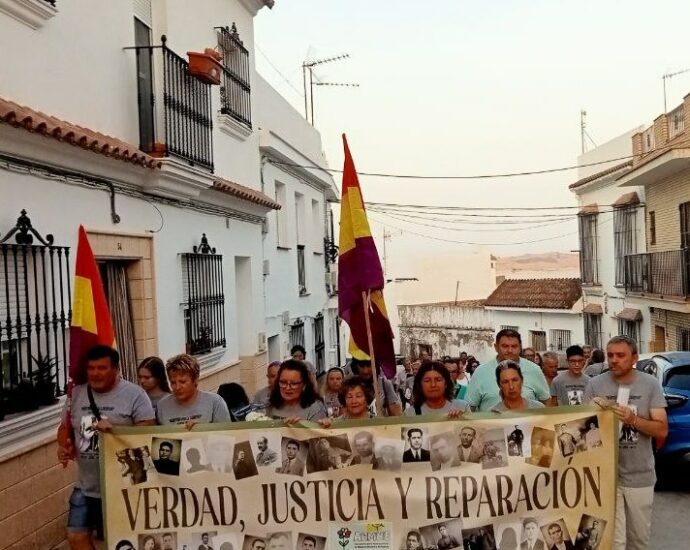 Marcha por las calles de Espera en recuerdo de las víctimas de la represión fascista.