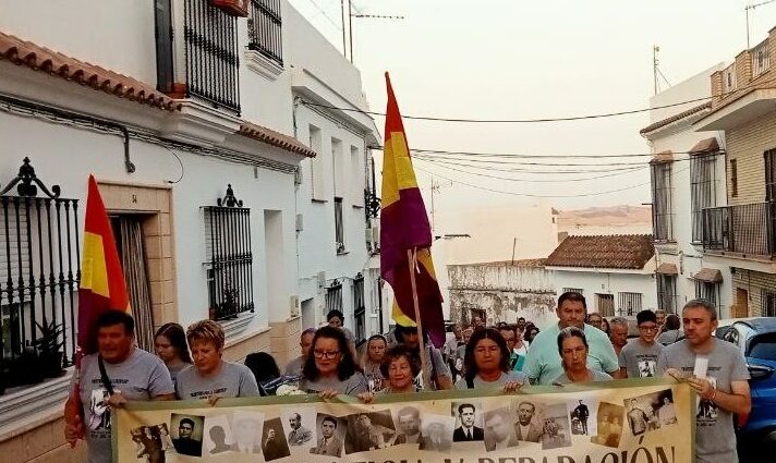 Marcha por las calles de Espera en recuerdo de las víctimas de la represión fascista.