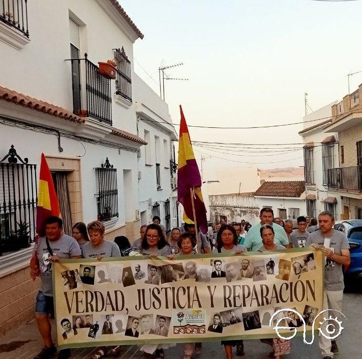 Marcha por las calles de Espera en recuerdo de las víctimas de la represión fascista.