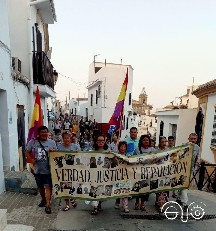 La marcha, por las calles de Espera.