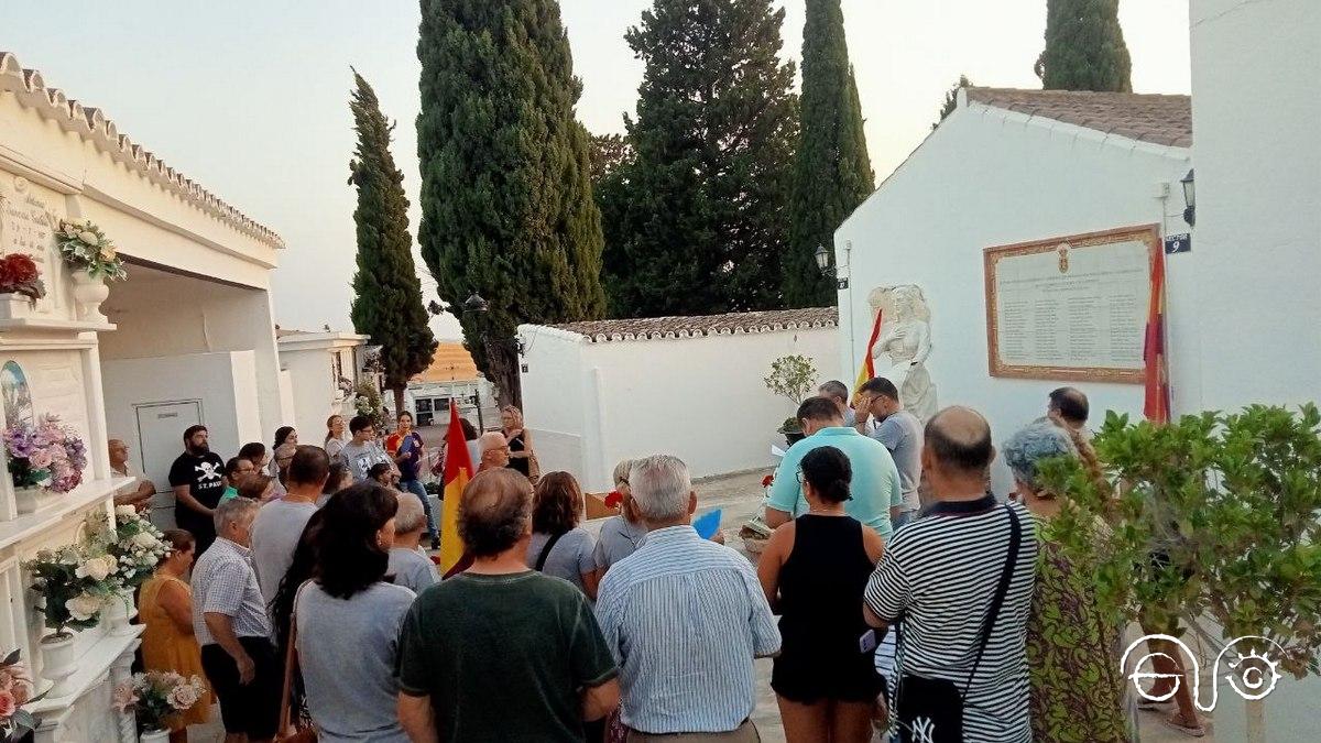 Participantes en la ofrenda floral.