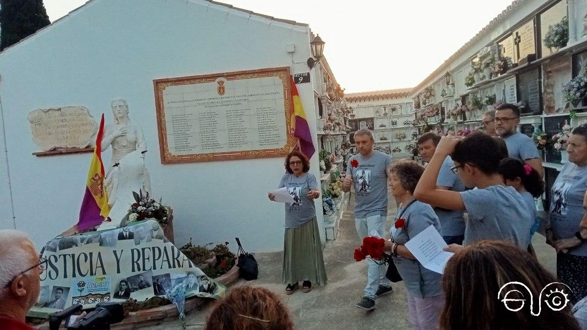 Lectura de los nombres de las víctimas asesinadas por el franquismo y ofrenda floral.