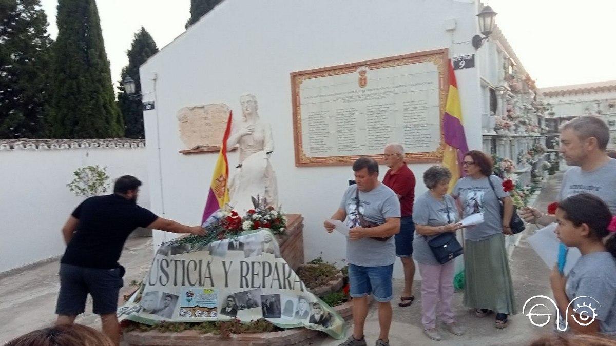 El concejal de Memoria Histórica, Francisco Manuel Mena Macías, deposita una flor durante la ceremonia.