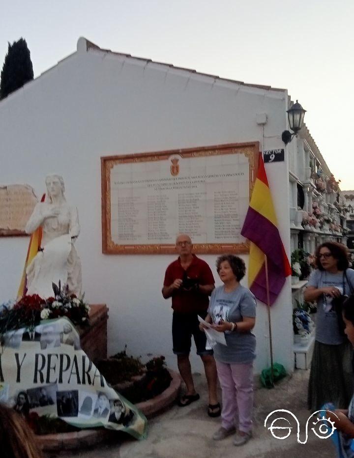 Agustina Garrido Flores, durante su lectura del poema de Miguel Hernández.