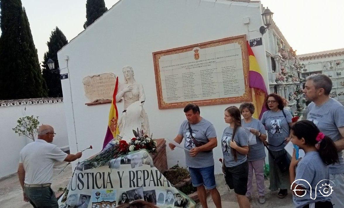 El historiador Manuel Garrucho deposita una flor en el monumento, durante la ofrenda floral.