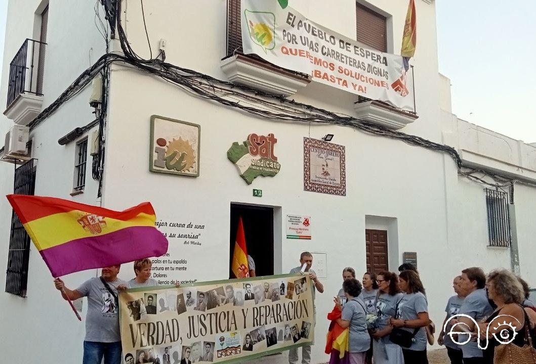 Llegada de las primeras personas al Centro Obrero "Curro Garrido" para el inicio de la marcha.