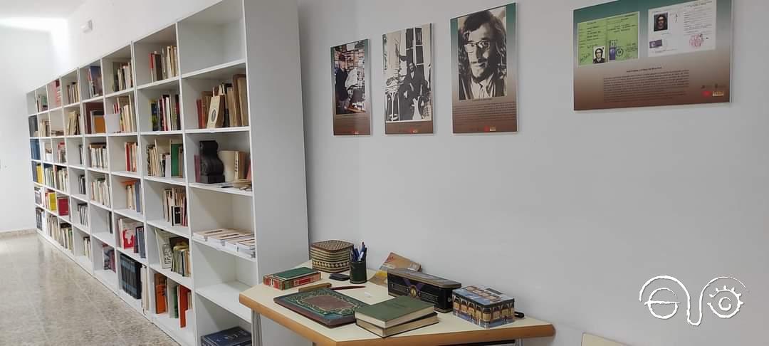 Estanterías con los libros de Jesús Ynfante y materiales de la exposición en la Biblioteca Municipal.