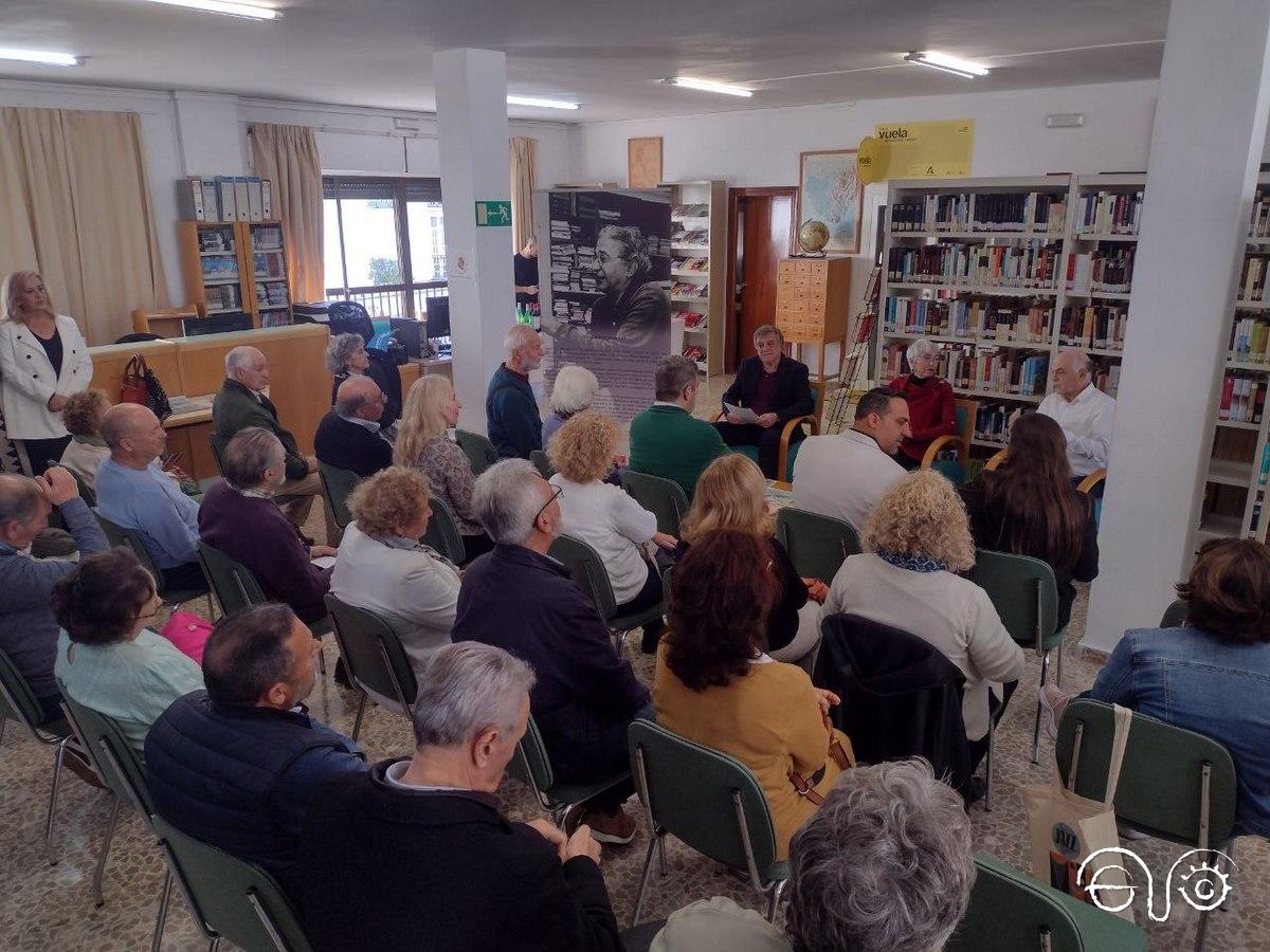 Asistentes al acto celebrado en la Biblioteca Municipal.