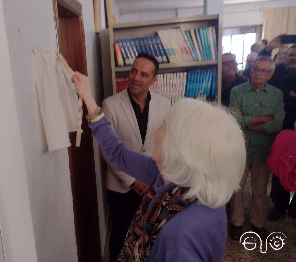 Pilar Infante descubre el rótulo de la Sala Jesús Ynfante Corrales en la Biblioteca Municipal de Ubrique.