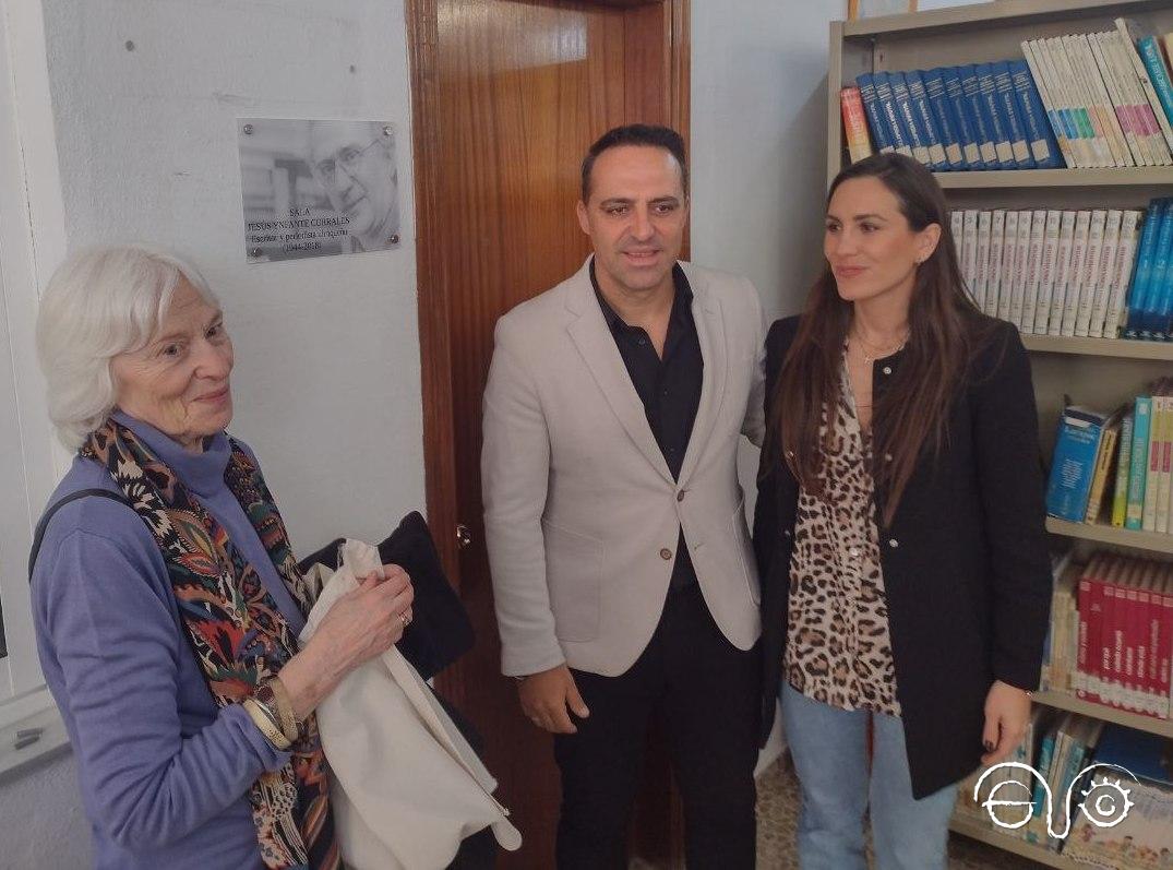 Pilar Infante, tras descubrir el rótulo de la Sala Jesús Ynfant4e Corrales de la Biblioteca Municipal, junto al alcalde, Mario Casillas, y la concejala Alba Gil.