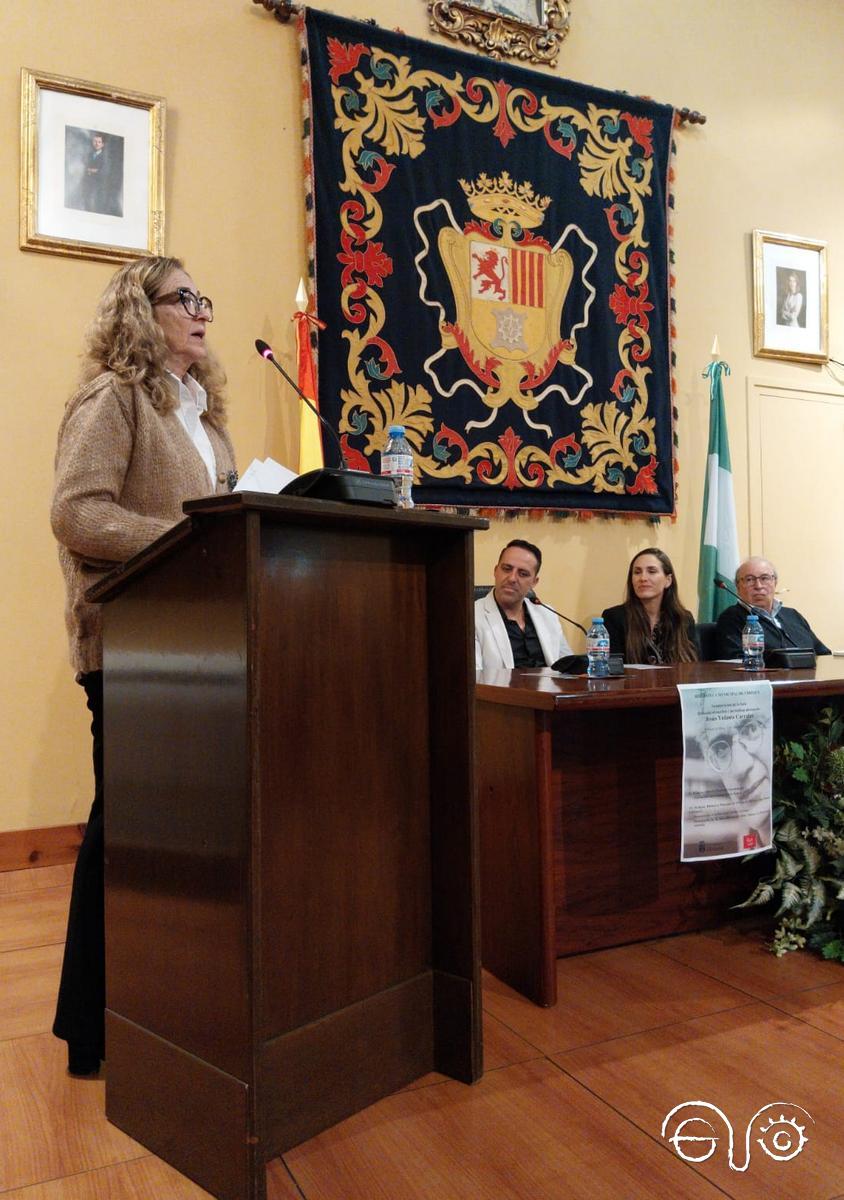 La historiadora Elena Trujillo Petisme, de la Asociación Casa de la Memoria, hizo de maestra de ceremonias del acto celebrado en el salón de plenos.