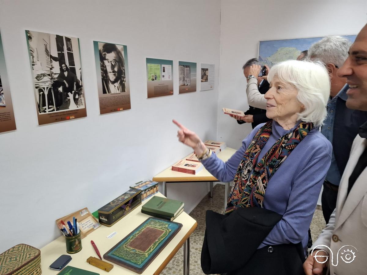 Pilar Infante explica los contenidos de la exposición al alcalde.