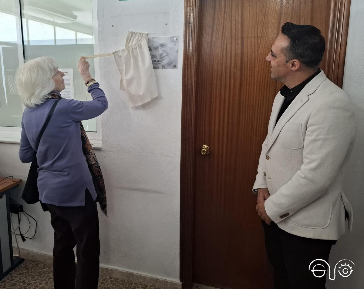 Pilar Infante, hermana de Jesús Ynfante, descubre la placa de la sala dedicada al periodista y escritor ubriqueño en la Biblioteca Municipal, en presencia del alcalde, Mario Casillas.