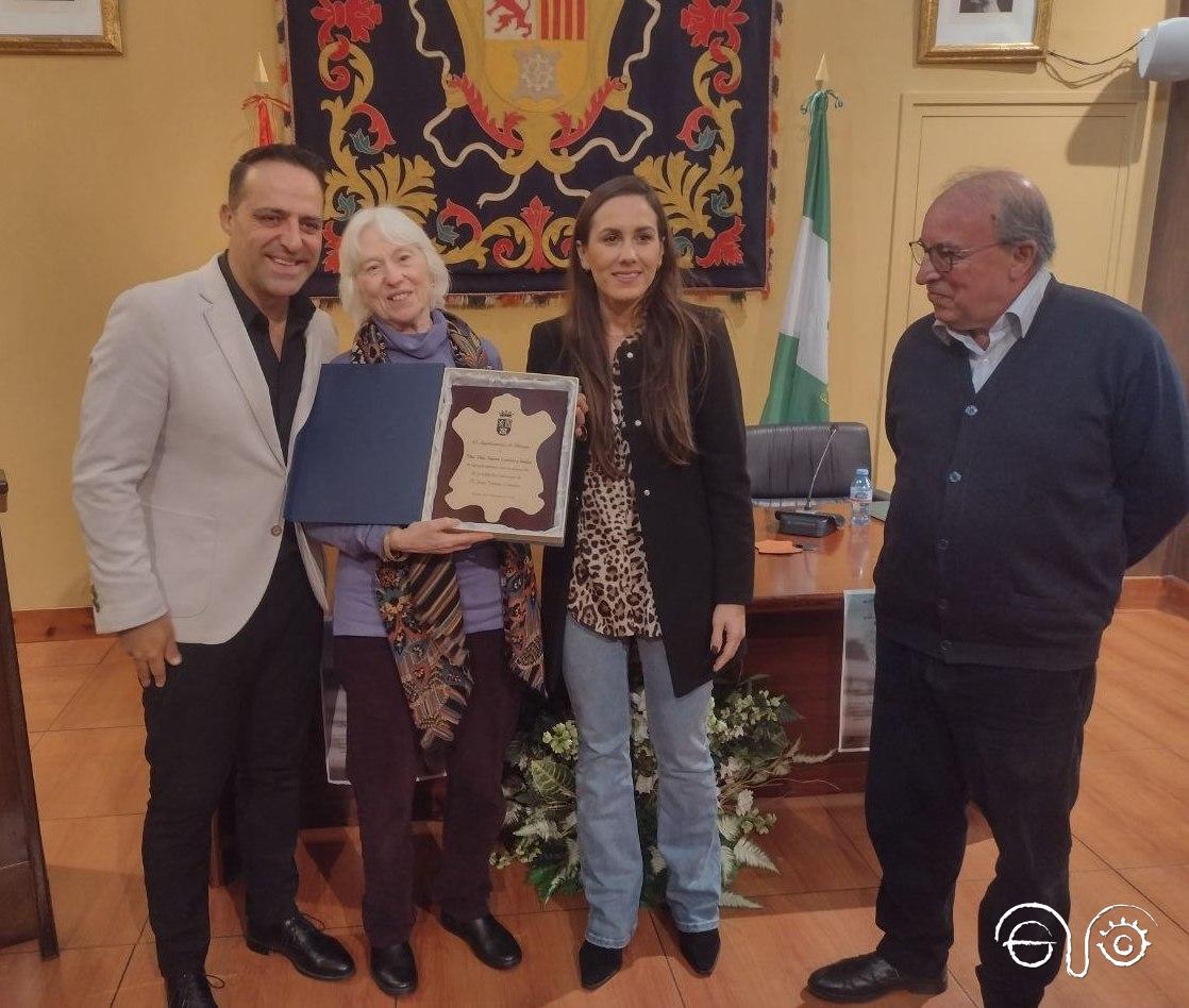 Placa de recuerdo entregada a Pilar Infante por la concejala de Biblioteca, Alba Gil, en presencia del alcalde, Mario Casillas, e Isabelo Herreros, presidente de la Asociación Manuel Azaña.