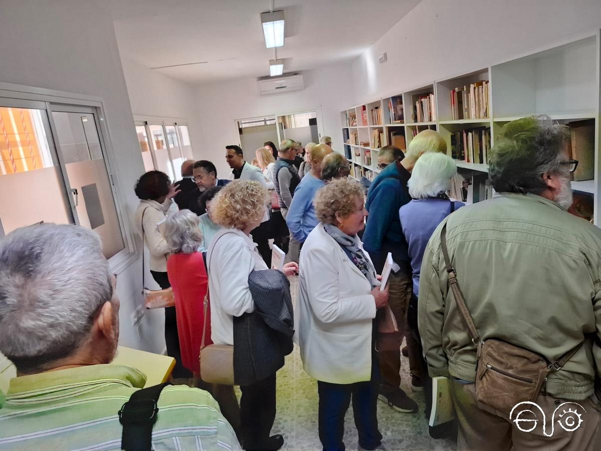 Asistentes a la inauguración de la Sala Jesús Ynfante en la Biblioteca Municipal.