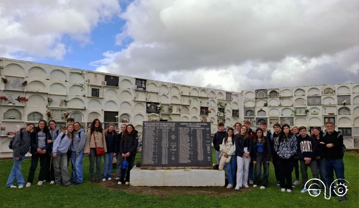 En el cementerio de Jimena de la Frontera, junto al cenotafio de homenaje a los/as fusilados/as de la localidad